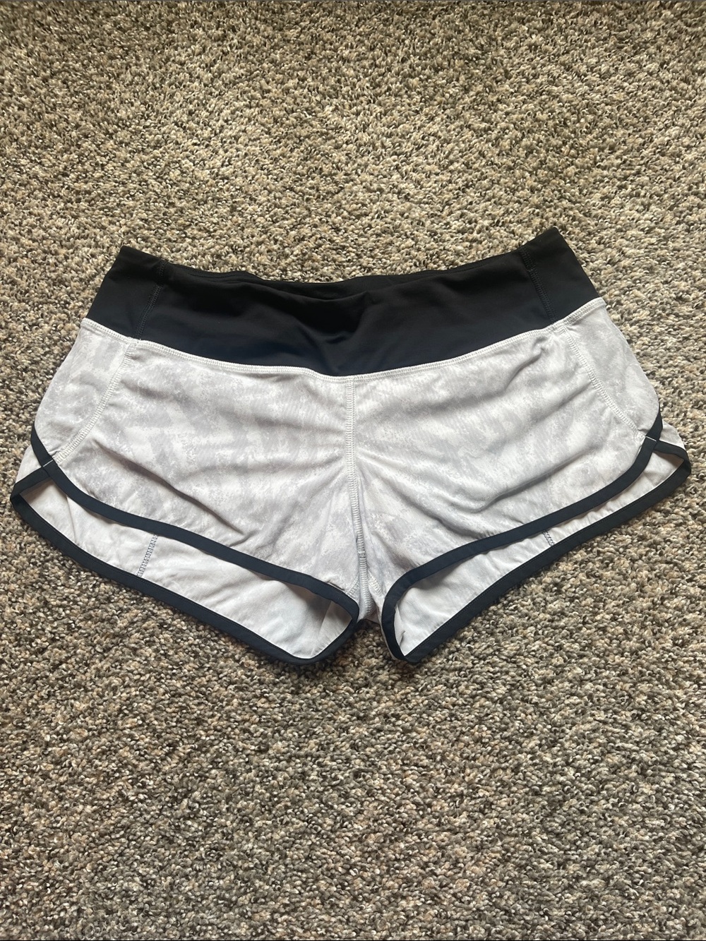 Lululemon Speed Shorts - Blazer Fossil; Size 6